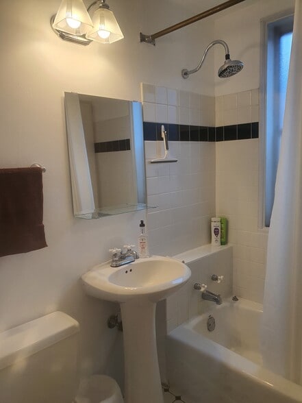 Building Photo - 812 Capitol Hts