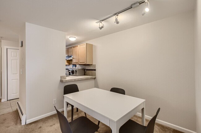 Building Photo - Lovely Pearl St. Condo 1 BDR/1 BA Downtown Boulder