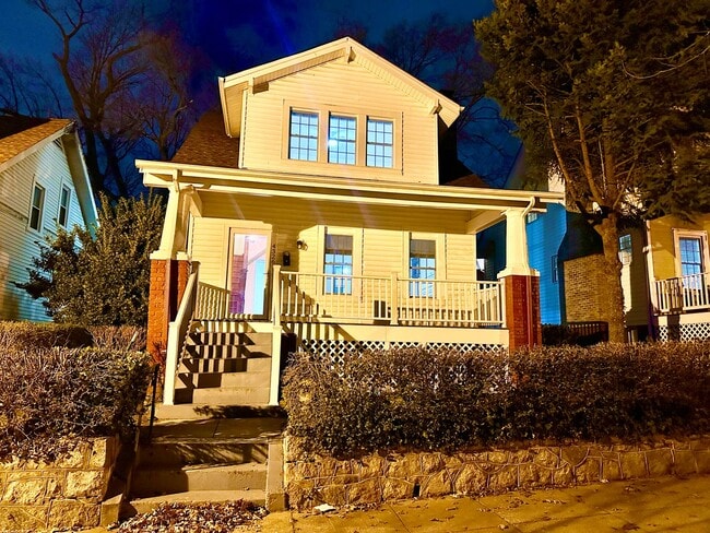 Primary Photo - Detached 4 bed 3 bath. Pets Welcome!