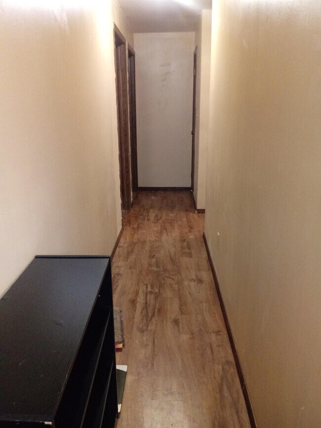 Building Photo - Large 2 Bed 2 Bath Heat & Water Inc-Neenah