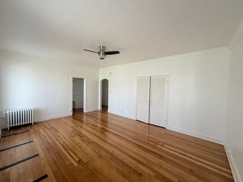 Building Photo - 318 S Kingsley Dr