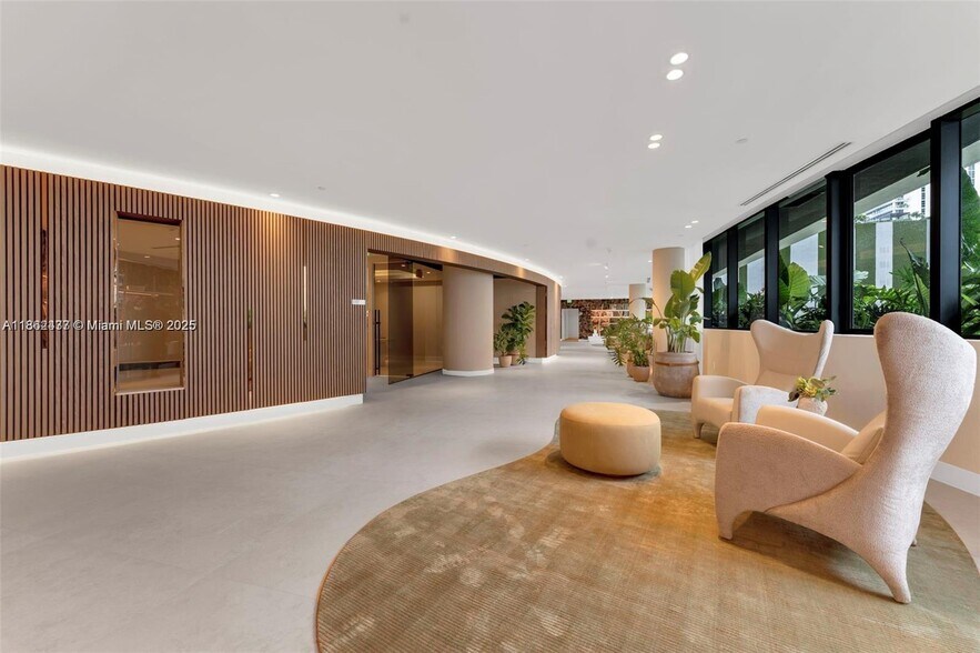 Building Photo - 700 NE 24th St