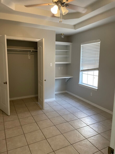 Building Photo - 717 S O' Hare Dr