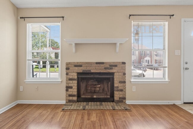 Building Photo - 3908 Buchanan Dr