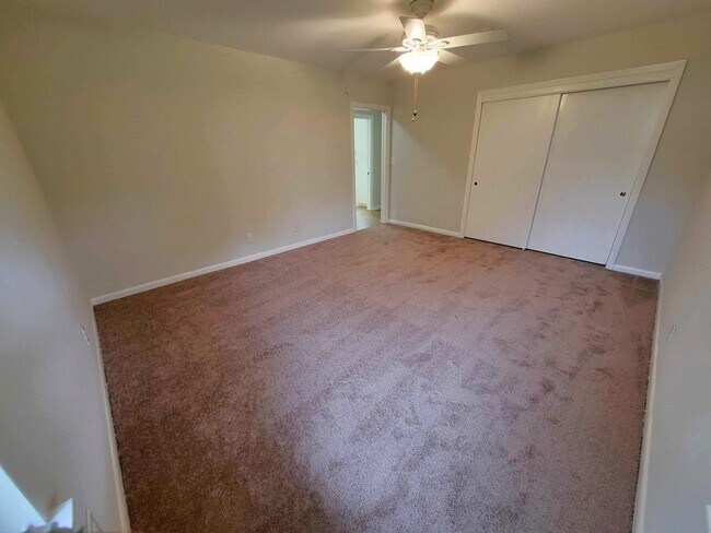 Building Photo - 706 Maple St