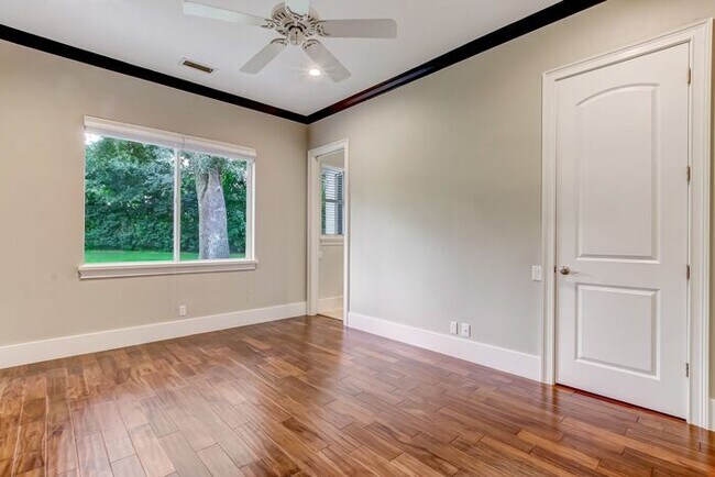 Building Photo - Stunning 5-Bedroom Pool Home on Nearly 2 Acres!