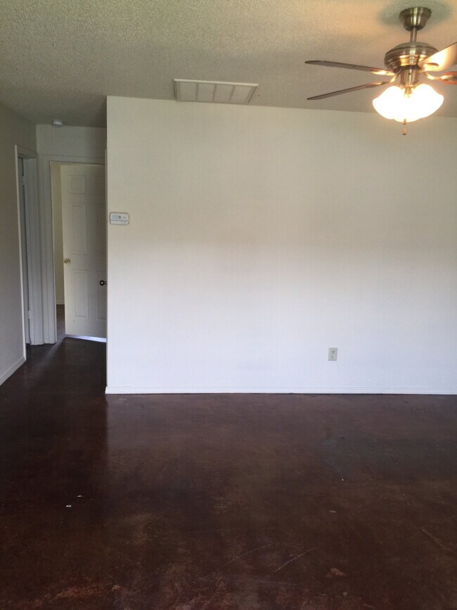 Building Photo - 687 Jill St