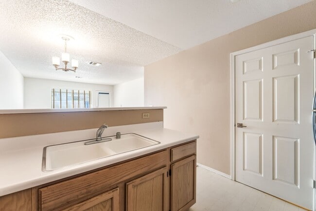 Building Photo - Single Story  2 bedroom and 2 bathroom Con...