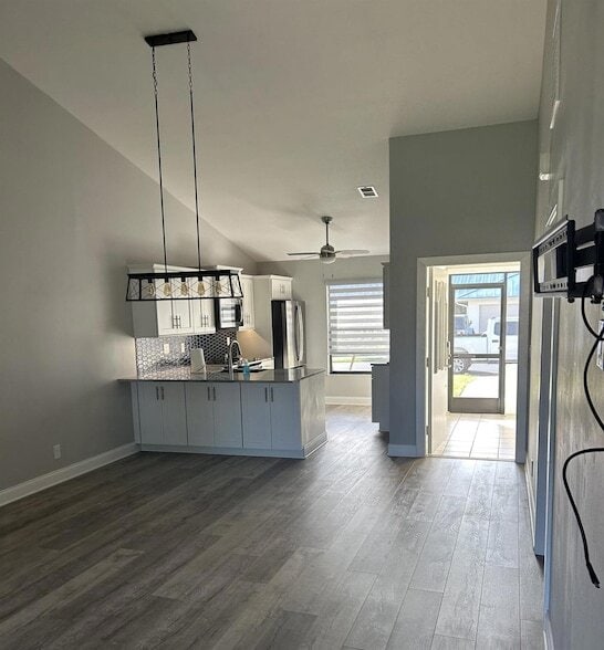 Building Photo - 7716 SE Sugar Sand Cir