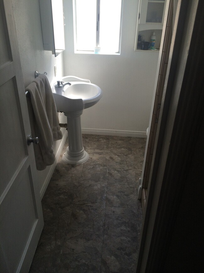 Building Photo - 1513 N Catalina St