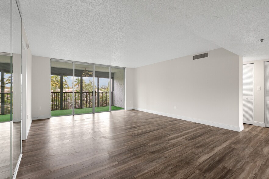 Living Room - 3940 Inverrary Blvd