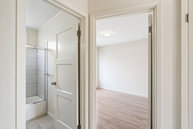 Building Photo - Cute, Comfortable and Convenient Apartment...