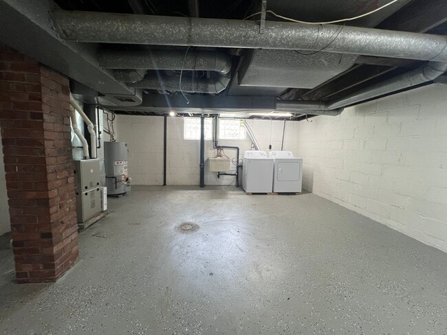 Building Photo - Updated 2BR house with off street parking!