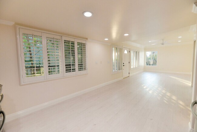 Building Photo - 412 Avenida Santa Barbara