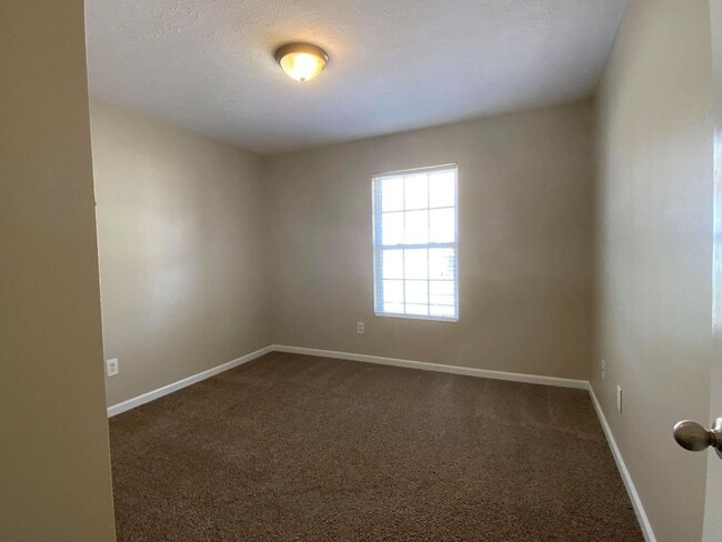 Building Photo - Brentwood Townhome For Lease