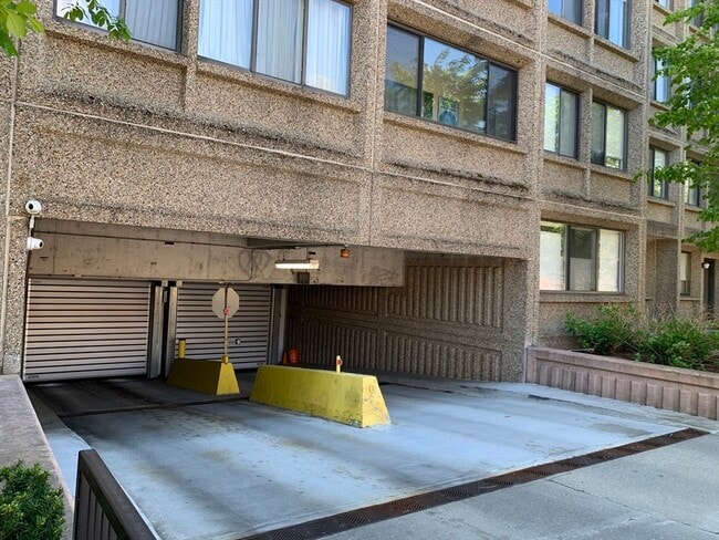 Building Photo - 1731 Beacon St