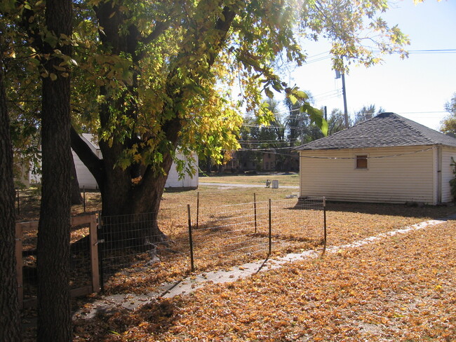 Building Photo - Cute 2 bedroom with garage & fence in back...