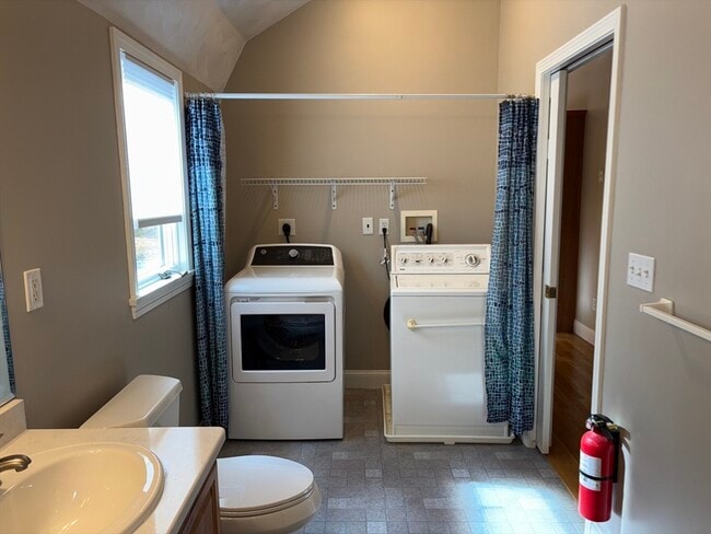 Building Photo - 13 Meadowbrook Rd