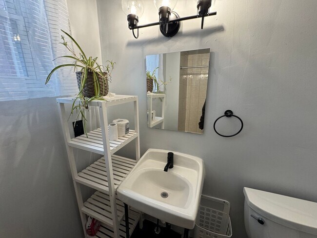 Building Photo - Charming 5BR Home in the Heart of Pittsbur...