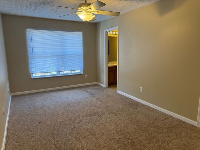 Building Photo - 2BR Townhome in Shadow Glen