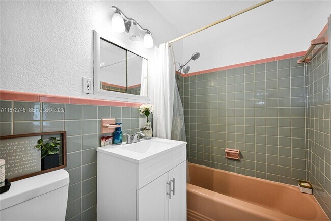 Building Photo - 6840 SW 26th Ct