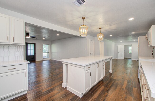 Building Photo - 6930 S Oak Bend Dr