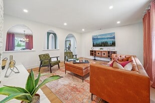 Building Photo - 1500 Country Club Dr