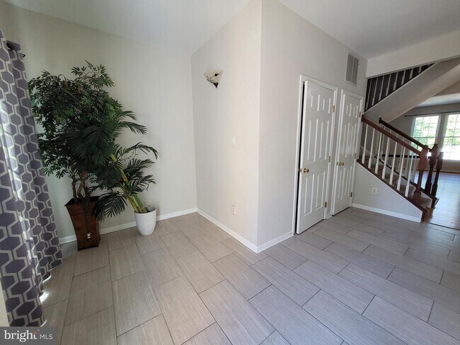 Building Photo - 10 Bridle Ct