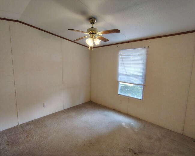 Building Photo - 225 Community Dr