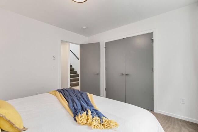 Building Photo - 913 10th Ave E