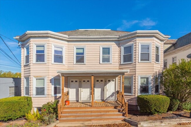 Building Photo - 52 Roslyn St