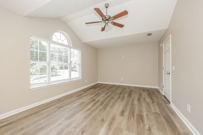 Building Photo - 200 Lake Forest Dr