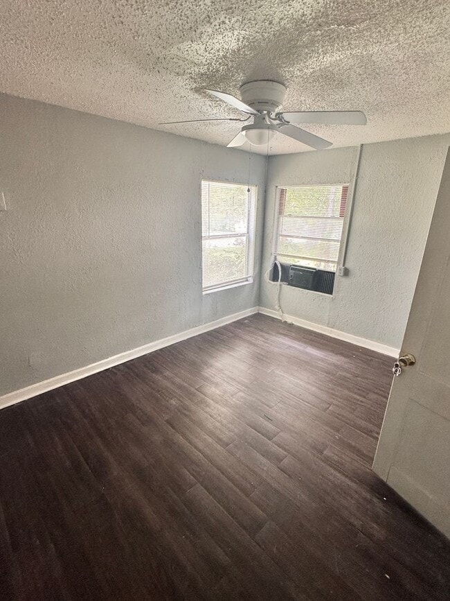 Building Photo - 2 Bedroom Rental in SW Ardmore