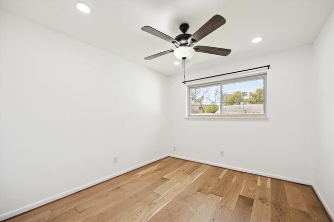 Building Photo - 5602 Hialeah Dr