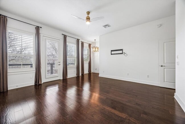 Building Photo - 2520 Bluebonnet Ln