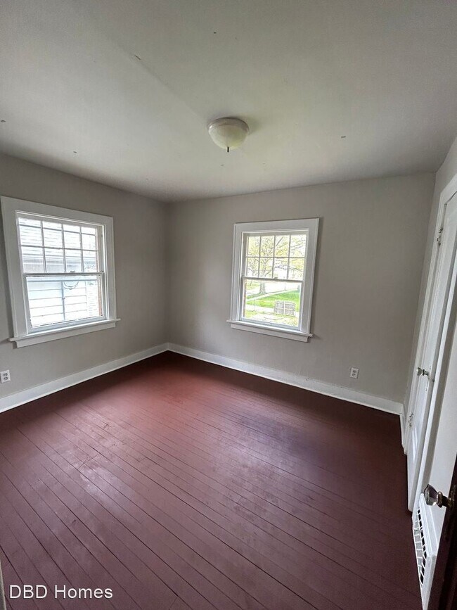 Building Photo - 3 br, 1.5 bath House - 2905 Central Dr