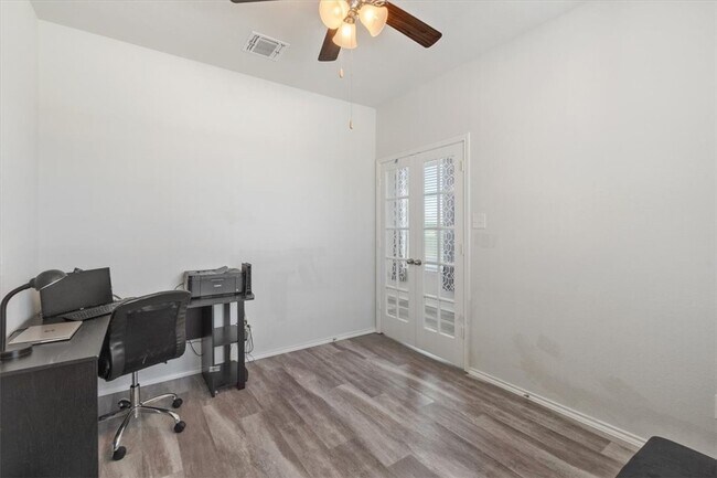 Office or spair bedroom downstairs - 3911 Brunswick Dr