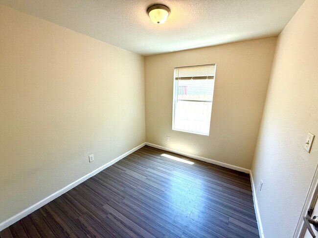 Building Photo - 1611 N Navidad St