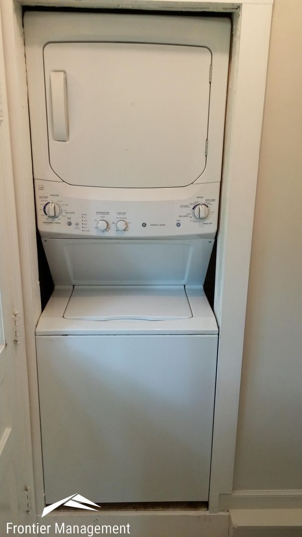 Building Photo - 626 Bertrand St