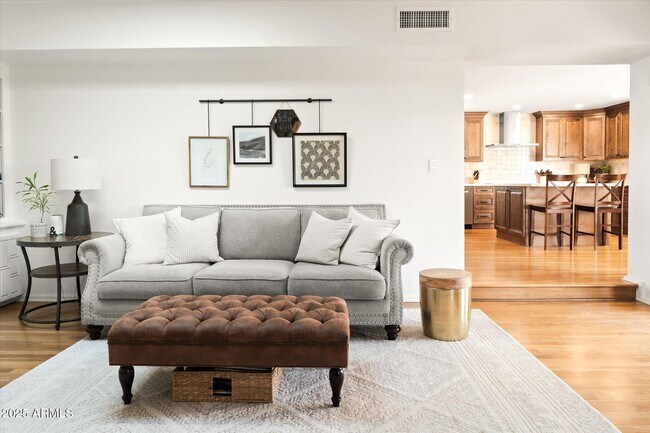 Building Photo - 1025 E Morten Ave