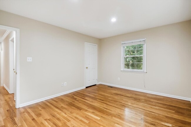 Building Photo - 5 BR 4.5 BA home with inground heated pool and extensive hardscape!