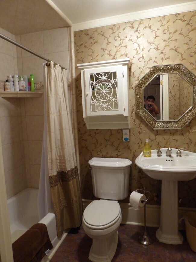 Second Bathroom - 906 Fatherland St