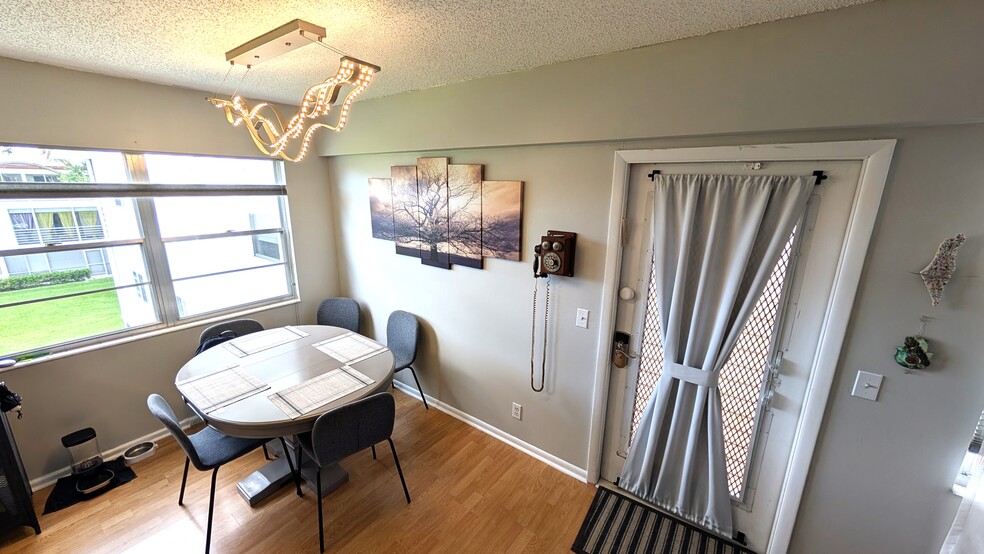 Building Photo - 542 Fanshaw M