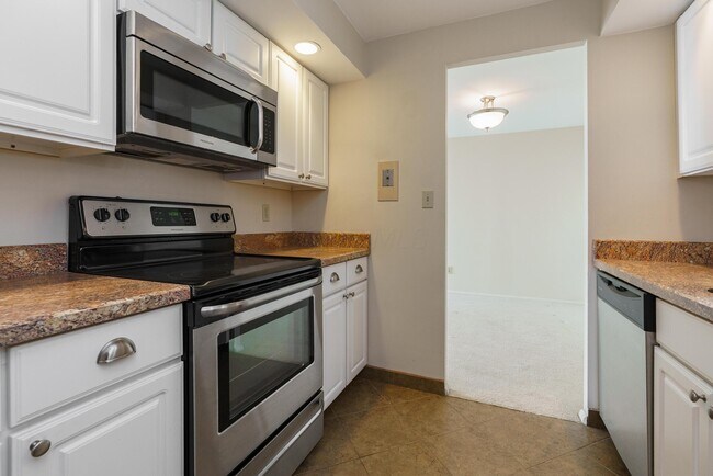 Building Photo - 1000 Urlin Ave