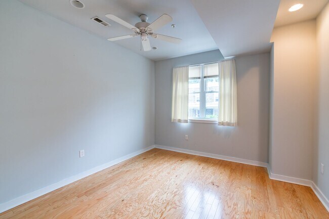 Building Photo - Five Bed Manayunk Apartment