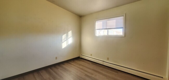 Building Photo - 805 1/2-920 1/2 Crist Dr