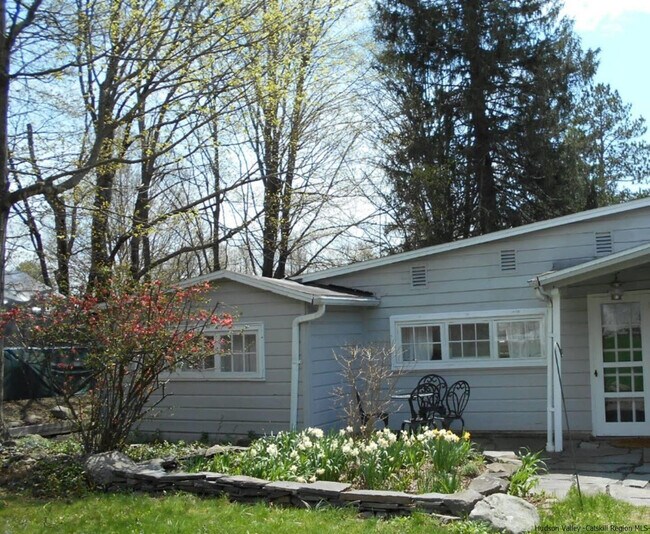 Primary Photo - 88 Rock City Rd