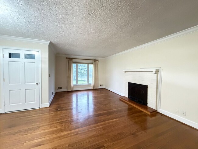 Building Photo - Lovely 4 Bedroom and 3 Bath House!