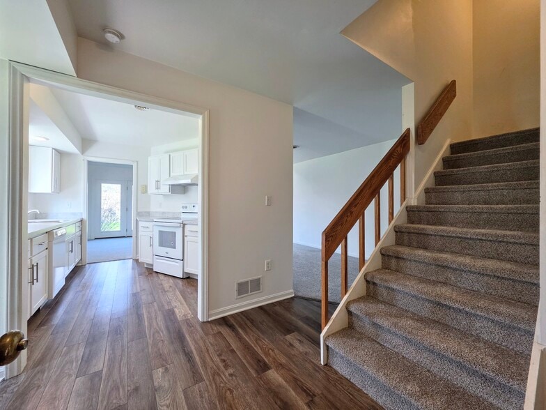 Building Photo - 391 E Jackson St