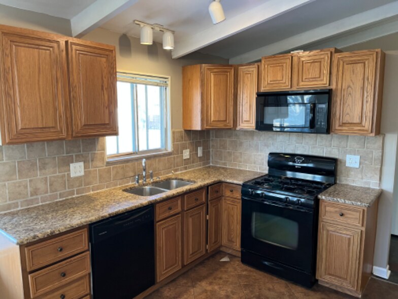 Building Photo - 930 Sherwood St